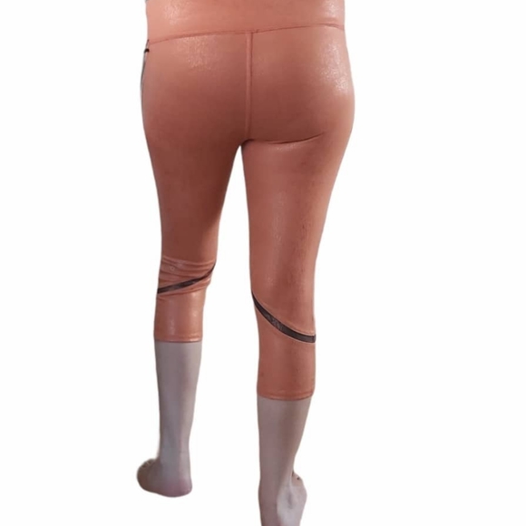 ALO Yoga whisper Capri legging . - Picture 15 of 16